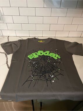 Mens Graphic Design Tee Size L.